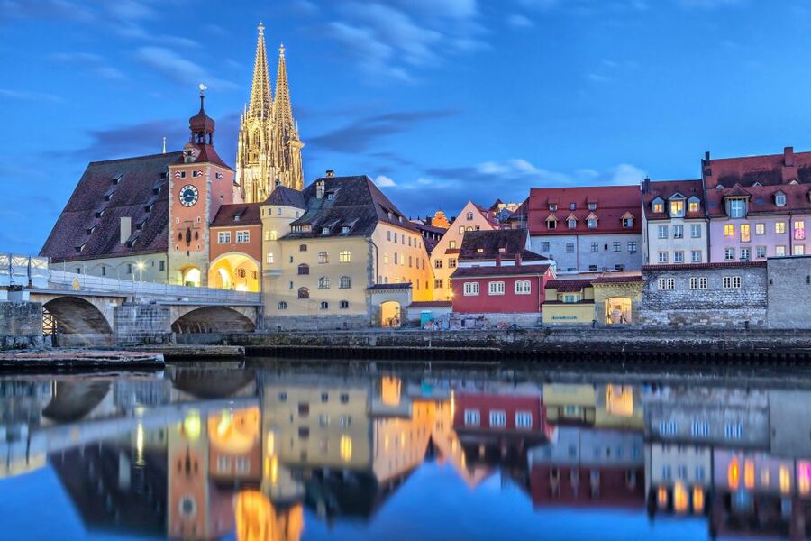 Regensburg: Express Walk with a Local in 60 minutes - Schloss St. Emmeram and the wider Old Town
