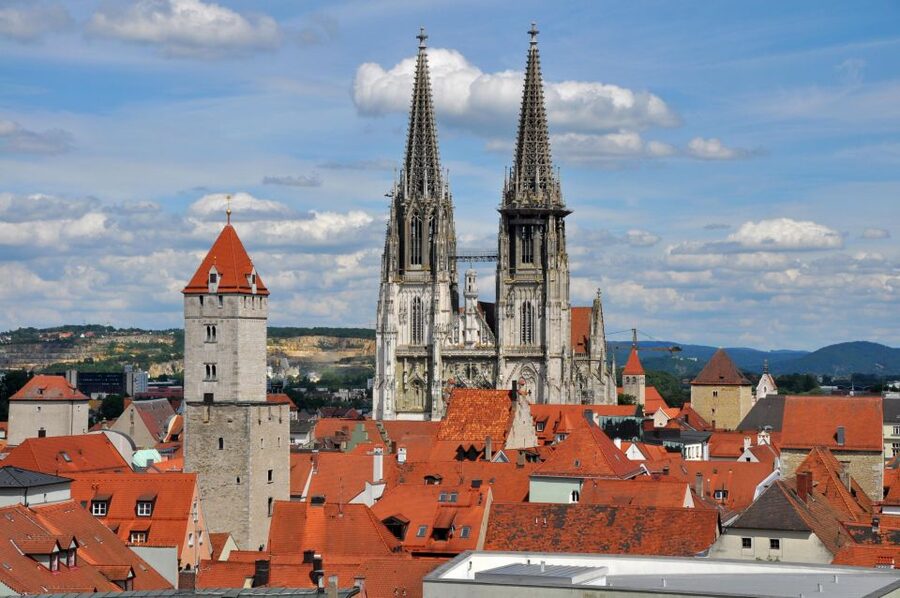 Regensburg: Express Walk with a Local in 60 minutes - St Peter’s Cathedral and the city’s main story