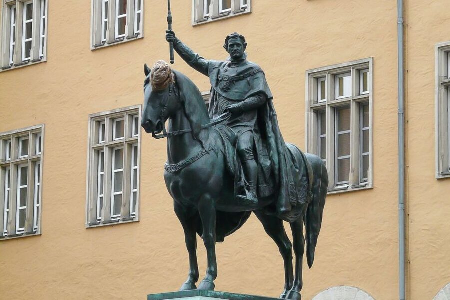 Regensburg: Private Walking Tour With Professional Guide - Thurn und Taxis and the survival of aristocratic power