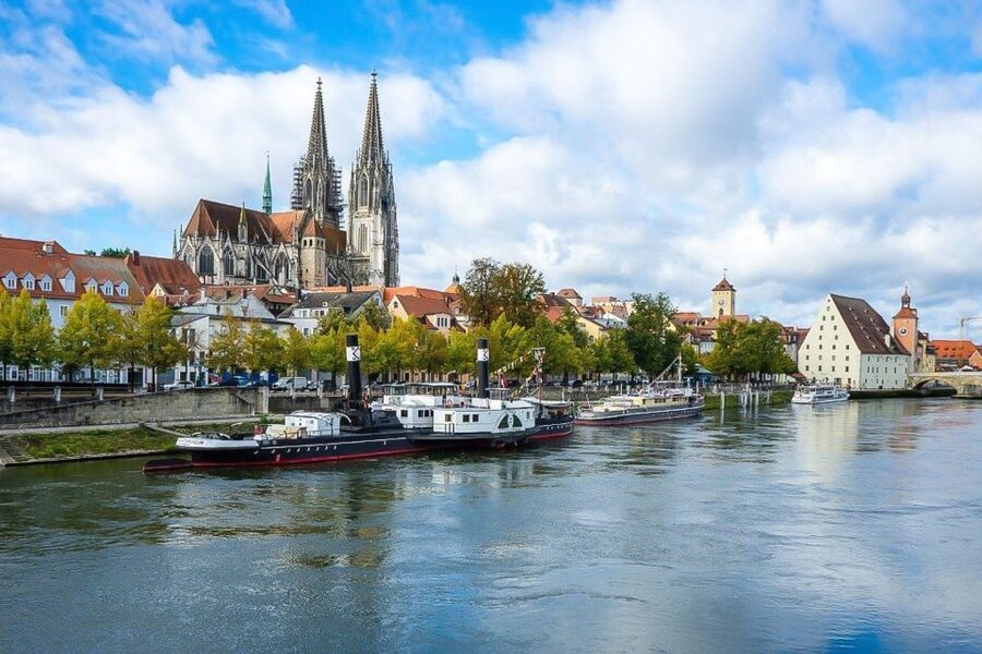 Regensburg: Private Walking Tour With Professional Guide - Meeting beneath the station clock