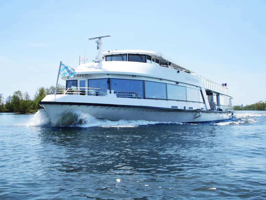 Regensburg: Sightseeing Cruise to Walhalla - Approaching Walhalla by boat