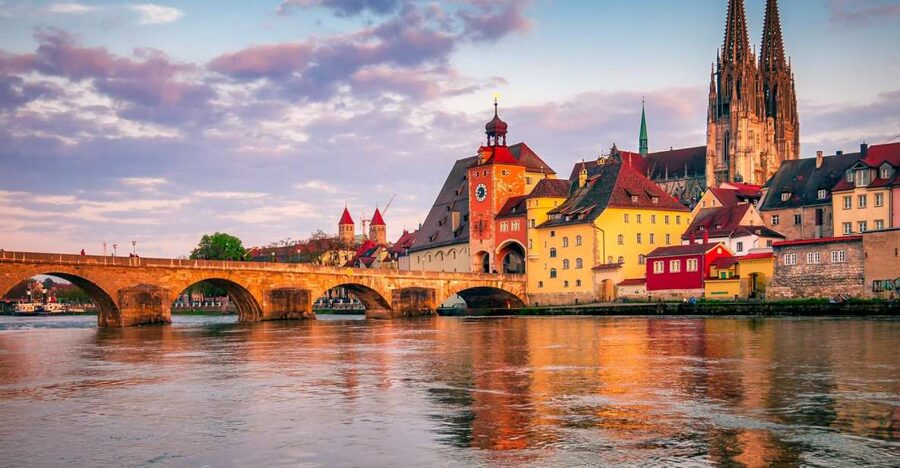 Regensburg: walking tour with italian wines and food tasting - Regensburg Cathedral: The Grand Opening Sight