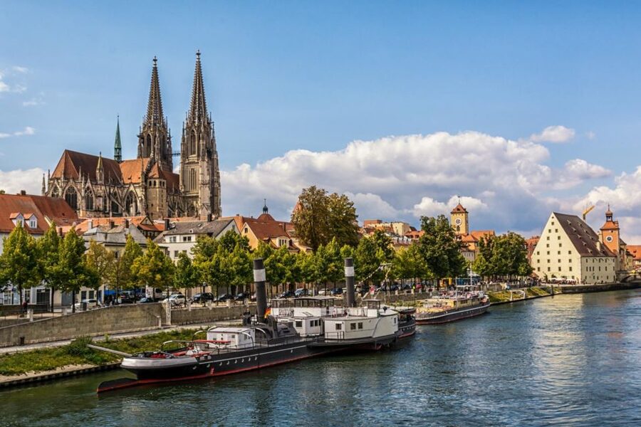 Regensburg: walking tour with italian wines and food tasting - The Stone Bridge and Regensburg’s Trade Routes