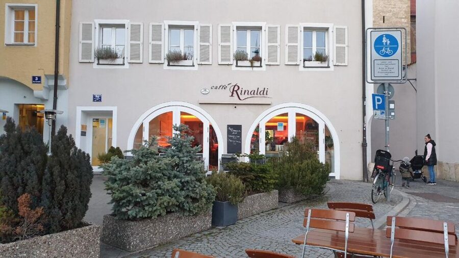 Regensburg: walking tour with italian wines and food tasting - What the €10 Restaurant Credit Really Means