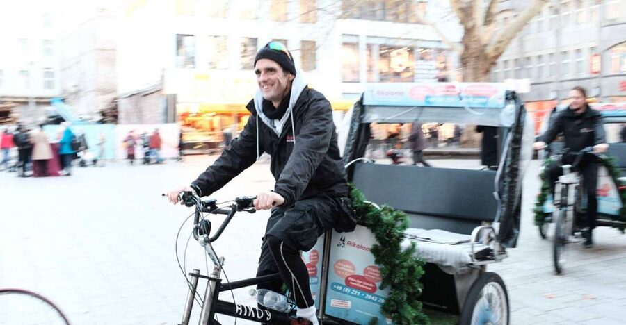 Rickshaw Glühwein Ride - Meeting the rickshaw near Friedrich Wilhelm III