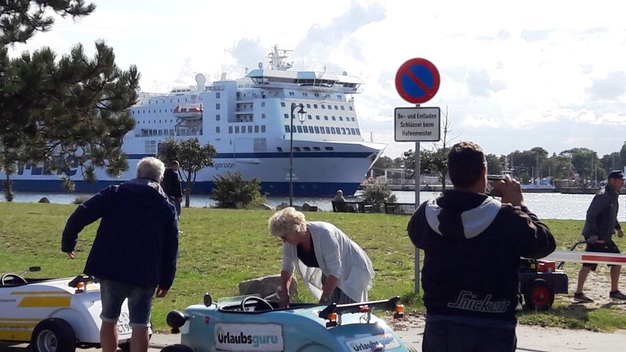 Rostock: Hot Rod Sightseeing Tour to Warnemünde - The photo stop and end-of-tour drink