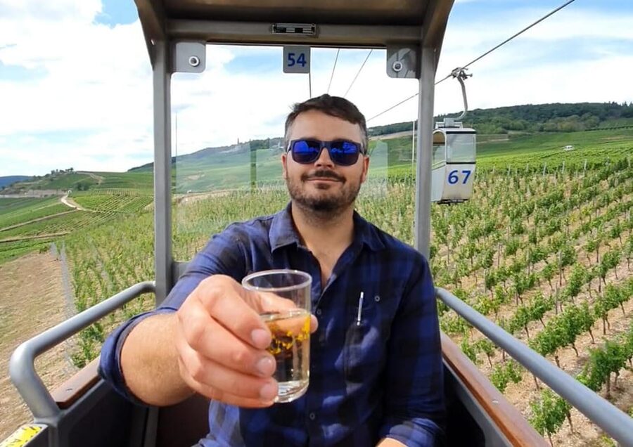 Rüdesheim - Guided wine hikes with 4wines and cable car ride - Starting at Rheinstraße 16 with a glass of sparkling wine