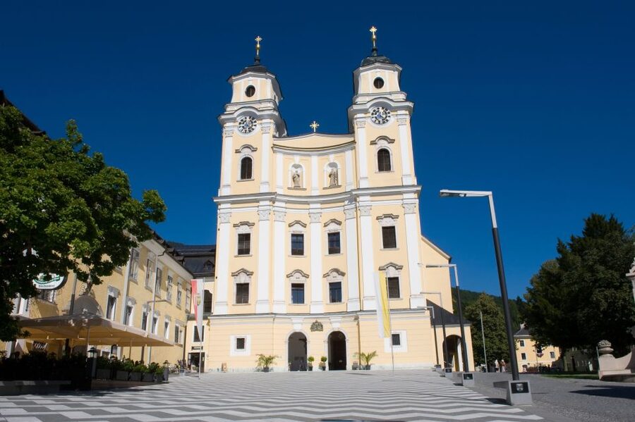Salzburg: Private Eagle's Nest and the Sound of Music Tour - Mondsee and the Sound of Music wedding church