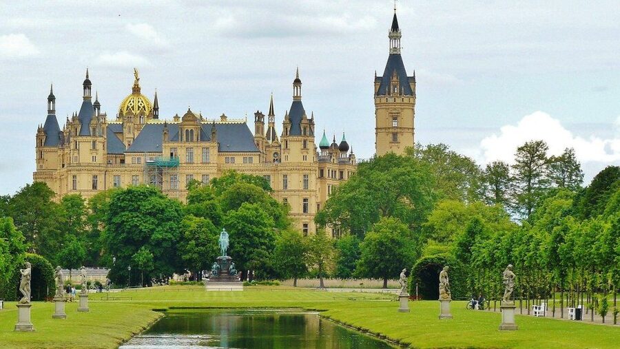 Schwerin: Private Guided Walking Tour - Schwerin Cathedral and the medieval pilgrimage story