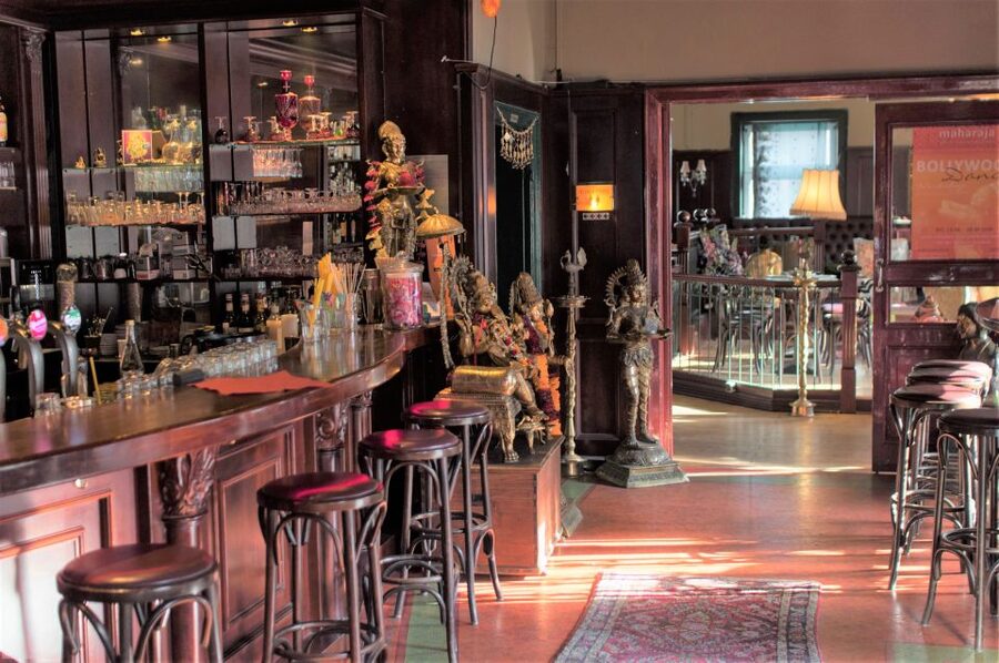 St. Pauli: Guided Food Tour with 5 Tastings - Bettina and the importance of guide quality
