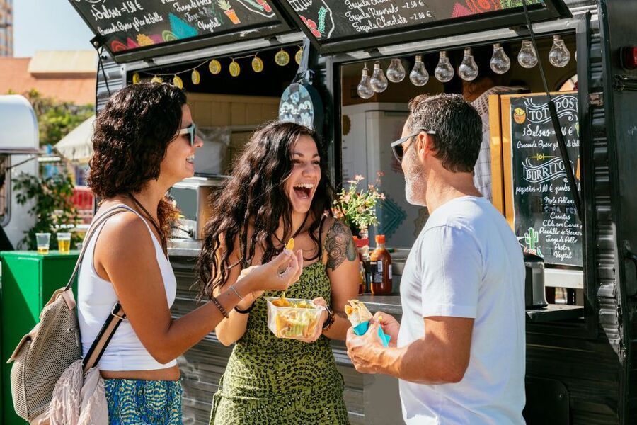 St. Pauli: Guided Food Tour with 5 Tastings - The first food stop sets the tone