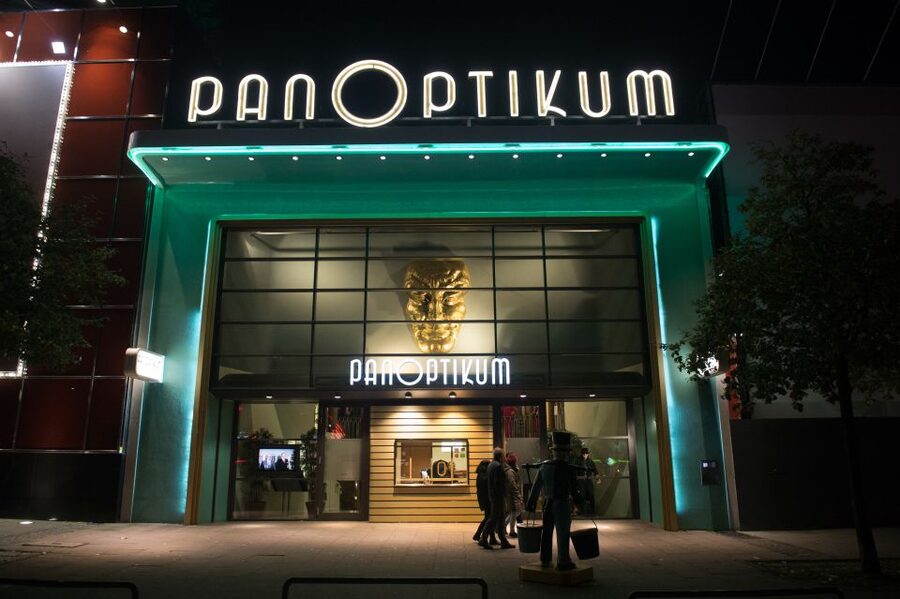 St. Pauli Nightlife Tour with Drag Queen in German - Shots, humor, and the right kind of night out