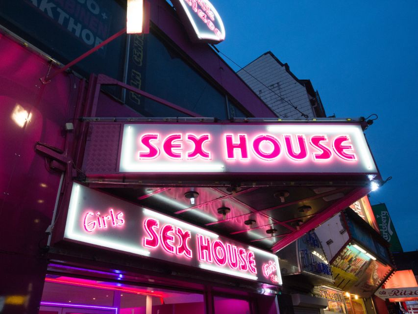 St. Pauli Tour: Drag-Attack with Barbie Stupid & Lee Jackson - The Davidwache and St. Pauli’s flashing blue lights