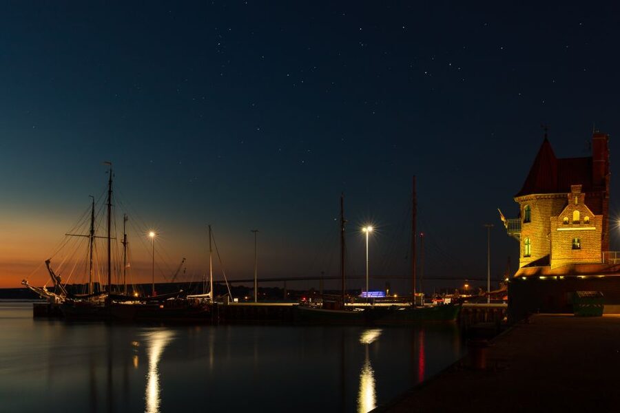 Stralsund: Old Town Evening Tour with a Night Watchman - City walls, Kniepertor, and Kütertor