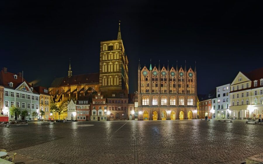 Stralsund: Old Town Evening Tour with a Night Watchman - Harbor lights and the final evening views