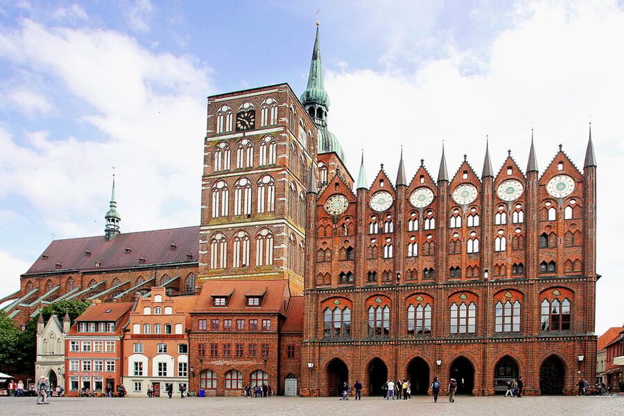 Stralsund: Stadtrundfahrt durch die historische Altstadt - What the German commentary adds
