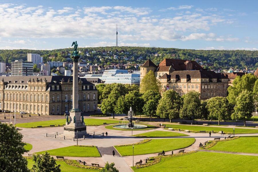 Stuttgart: City Highlights - Guided Walking Tour - Palace Square, the natural center of the route