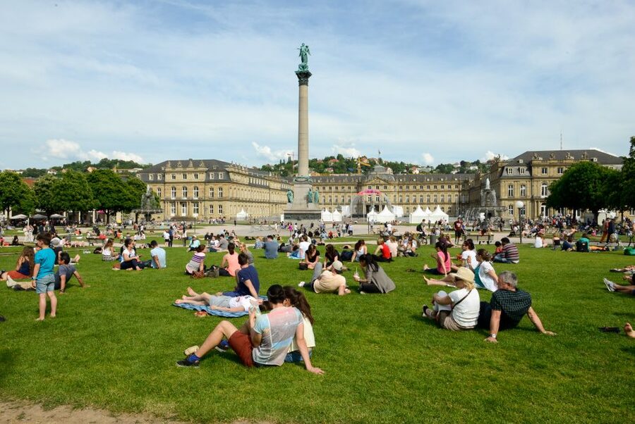 Stuttgart: entertaining guided tour to old town highlights - Meeting your guide beside the New Palace