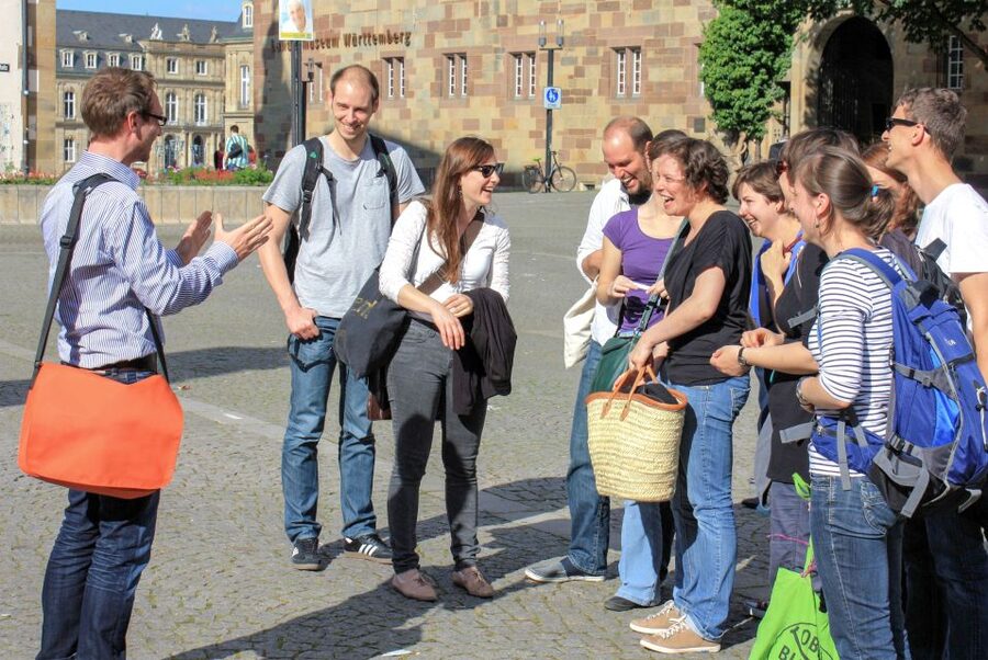 Stuttgart: entertaining guided tour to old town highlights - Palace Square and Stuttgart’s royal center