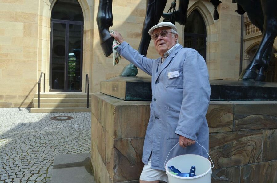Stuttgart: "Kehrwoche" Tour in Swabian - Finishing in the old castle courtyard