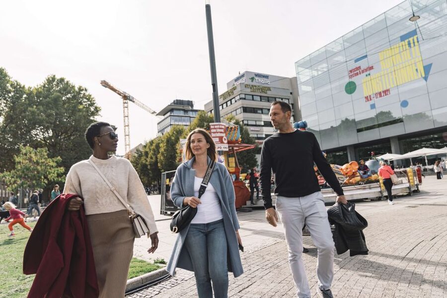Stuttgart: Private Guided Circular City Walk - The Old Palace, New Palace, and Palace Square