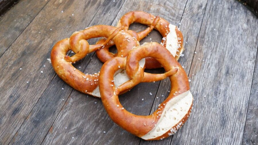 Stuttgart: Swabian Cuisine Guided Walking Tour with Tastings - Four local stops and three different kinds of food