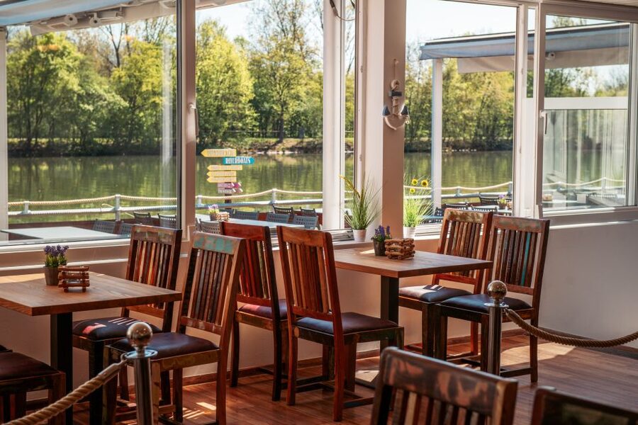 Stuttgart: Winter Sunday Brunch Buffet - Hot breakfast dishes worth trying