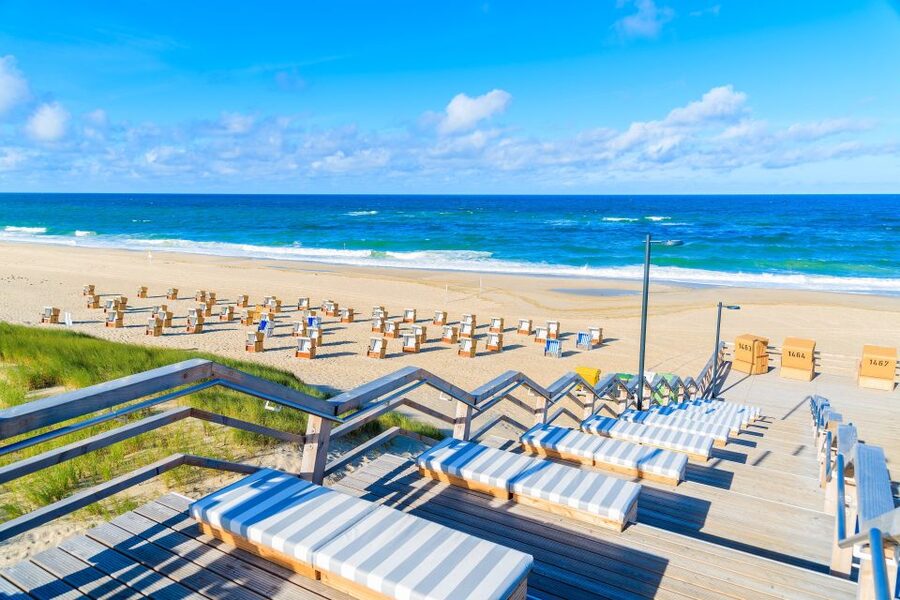 Sylt: Guided Island Tour by Bus with Sylt Highlights - List harbor and Gosch fish shop
