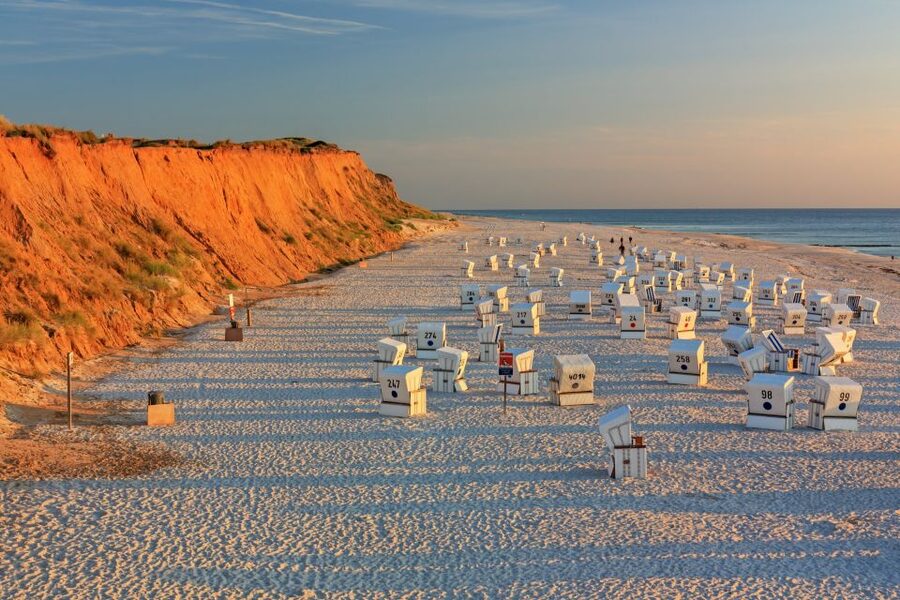Sylt: Guided Island Tour by Bus with Sylt Highlights - The guide, language, and group atmosphere