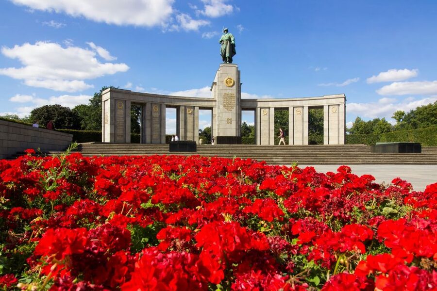 Third Reich and the Holocaust in Berlin Private Guided Tour - Brandenburg Gate and the Reichstag