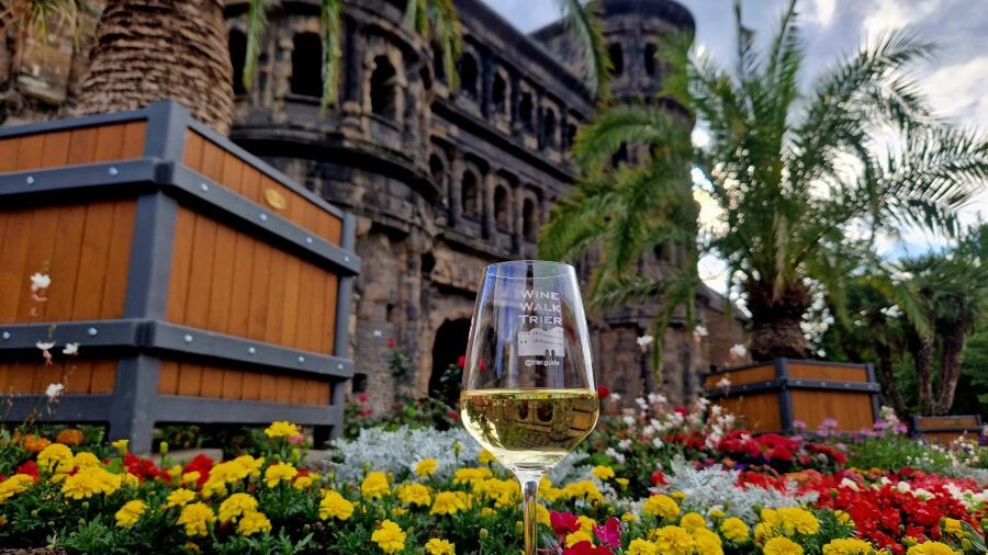 Trier: Guided City Walk with Wine Tasting - Cathedral and Liebfrauenkirche