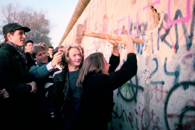 Wall Tour Berlin - Fates, Heroes & Love Stories - Stop 12: Berlin’s Loudspeaker War