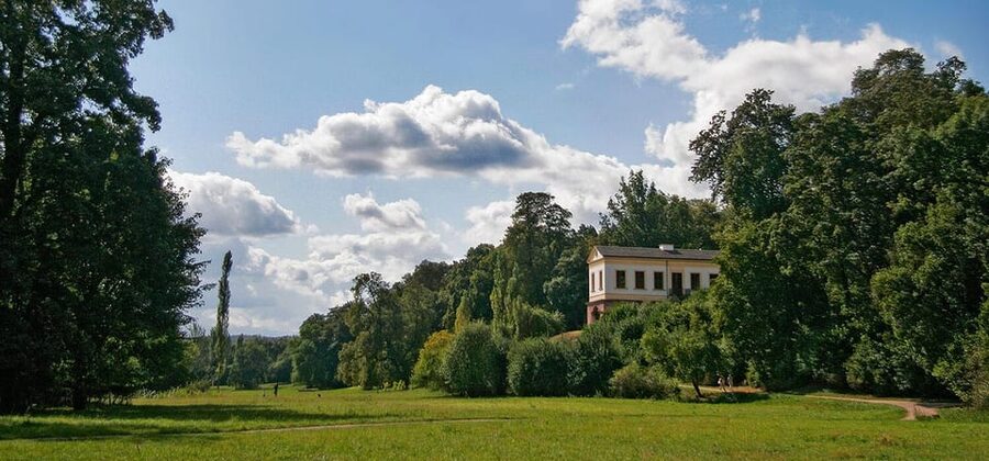 Weimar: Old Town Guided Walking Tour - Goethe’s residence and the route through the park