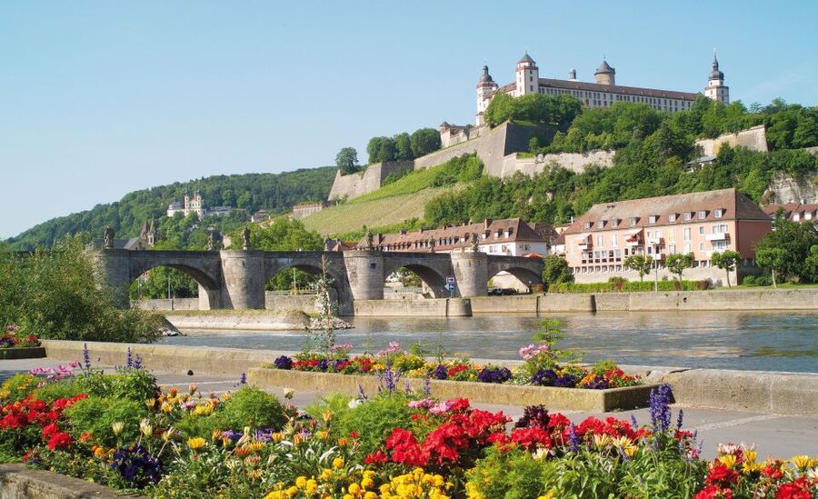 Würzburg: Guided Walking Tour - Starting beneath Falkenhaus on Marktplatz